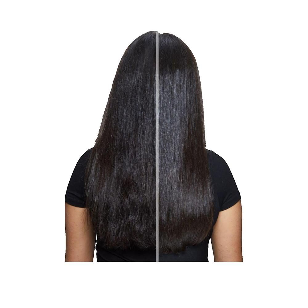 Vista posteriore di una persona con lunghi capelli scuri. I capelli sono divisi verticalmente, un lato liscio, l'altro no.