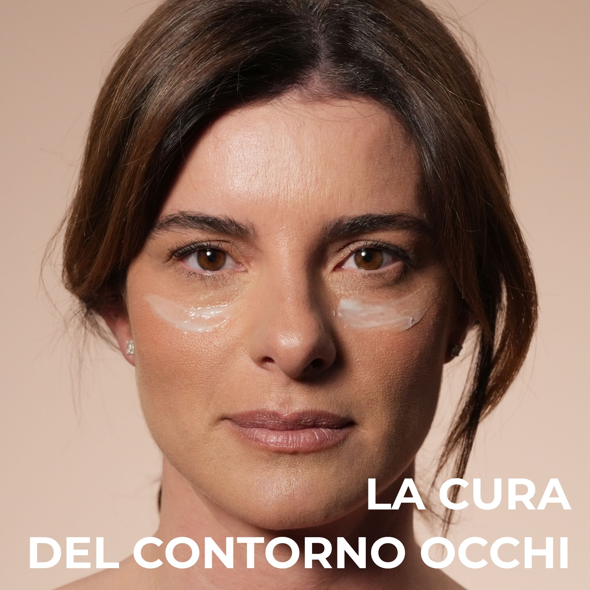 Donna con crema contorno occhi applicata, testo: LA CURA DEL CONTORNO OCCHI.