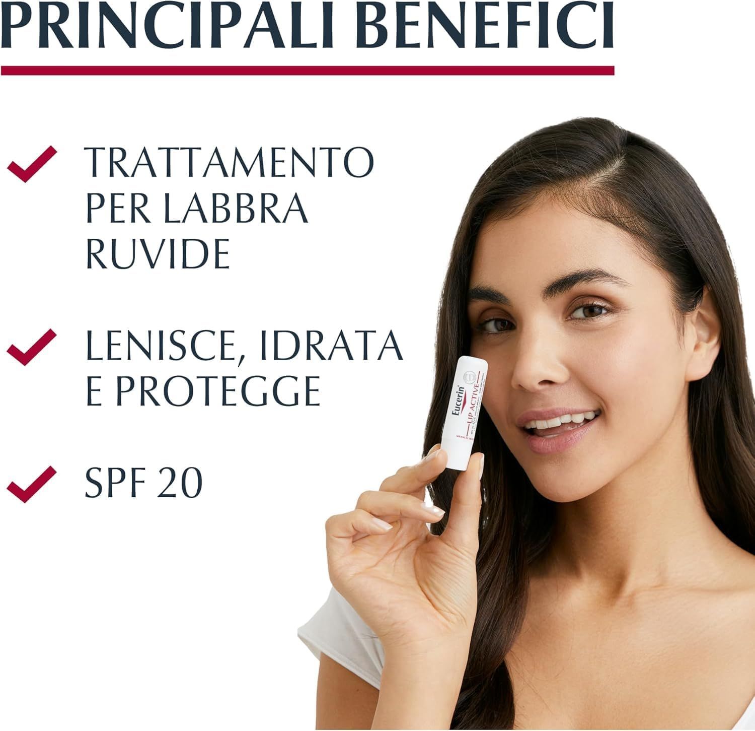 Giovane donna tiene uno stick di balsamo labbra. Testo: Principali Benefici, Trattamento per labbra ruvide, leviga, idrata e protegge, SPF 20.