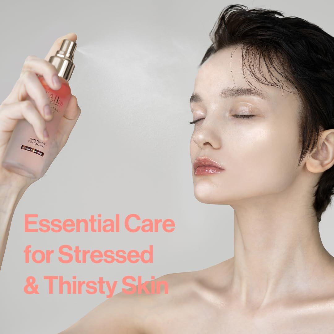 Donna che spruzza siero sul viso. Testo: Essential Care for Stressed & Thirsty Skin.
