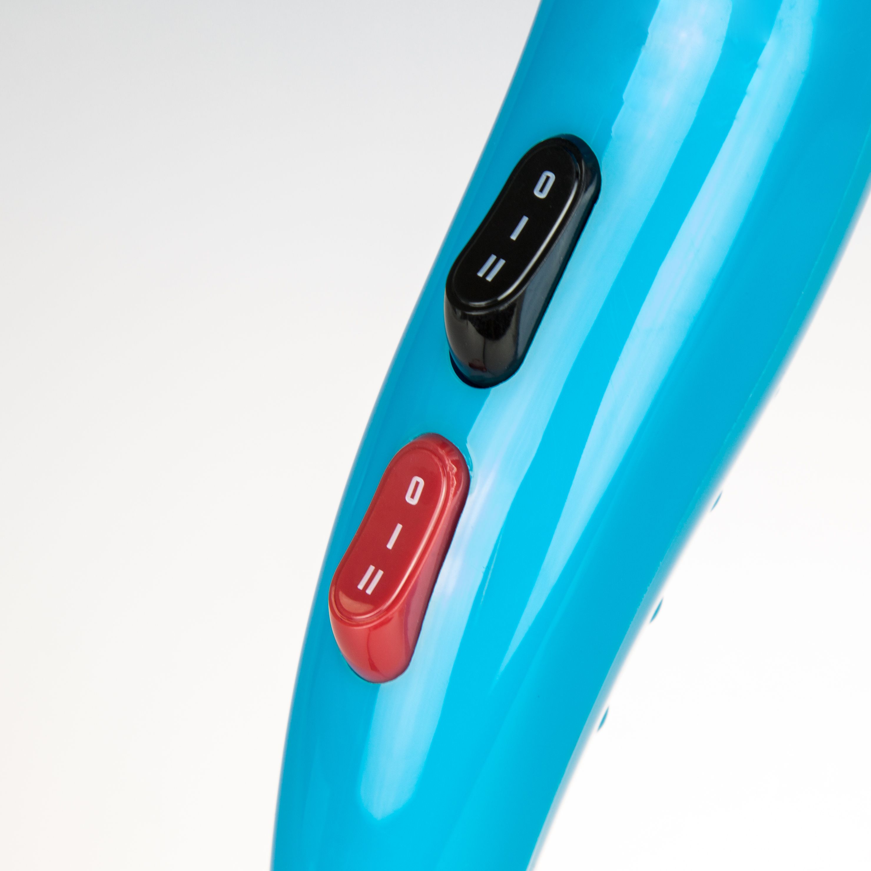 Controlli di un asciugacapelli blu: interruttore rosso e nero.