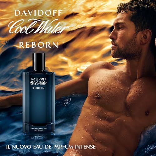 Uomo in acqua con flacone di profumo. Scritta: Davidoff Cool Water Reborn, Eau de Parfum Intense. Tappo nero.