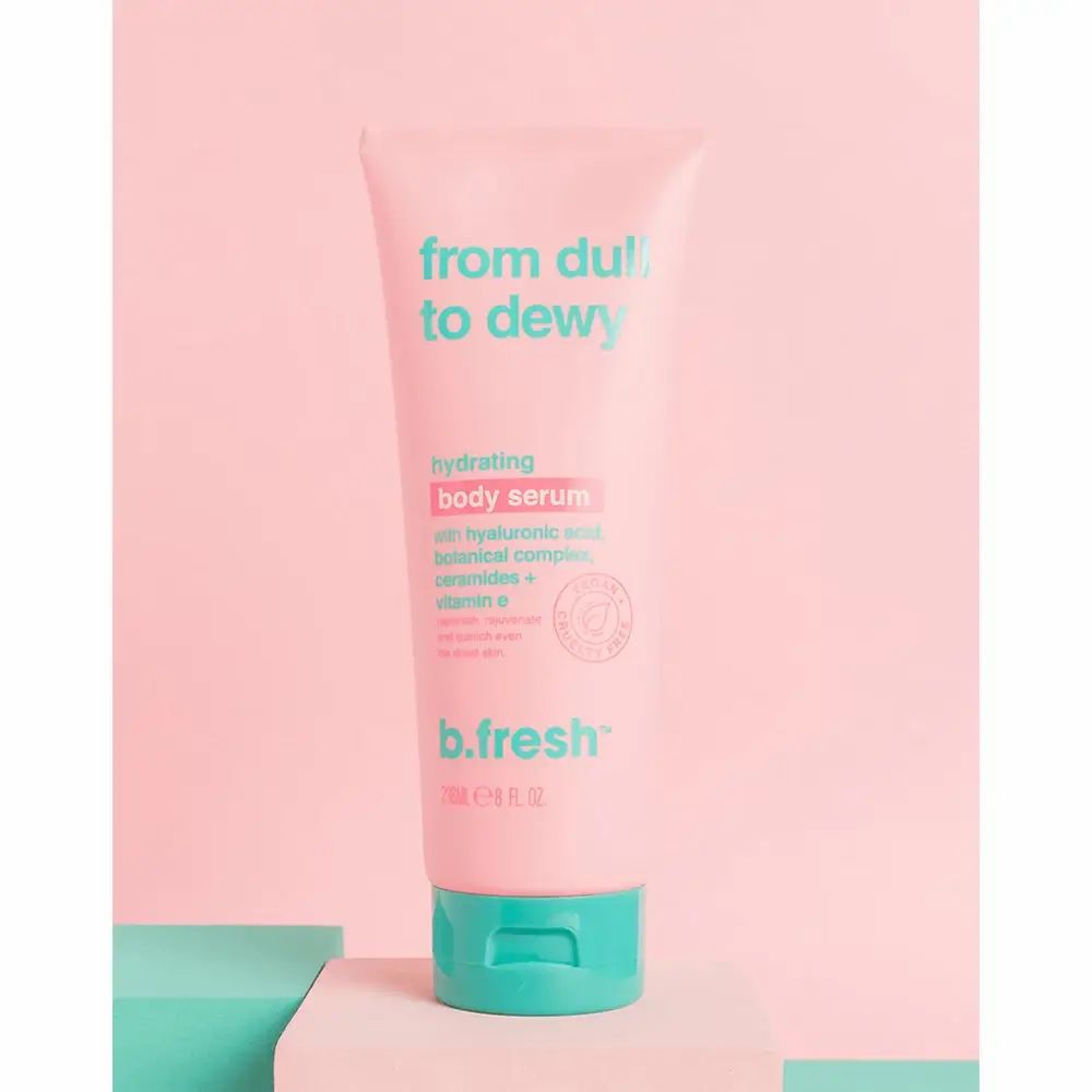 Tubo rosa con tappo verde. Scritta: From Dull To Dewy, hydrating body serum. Logo B.fresh. Scritta: 200ml e 6 fl oz.
