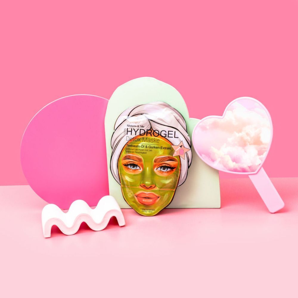 Maschera Hydrogel Detox su sfondo decorativo. Stampa: Hydrogel Detox Maske, Sisters & Me, olio di tea tree e estratto di cetriolo.