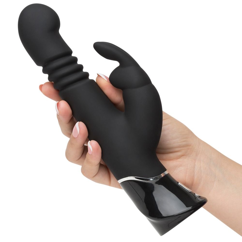 Mano che tiene un vibratore nero con asta scanalata e orecchie di coniglio. Base lucida con controlli.