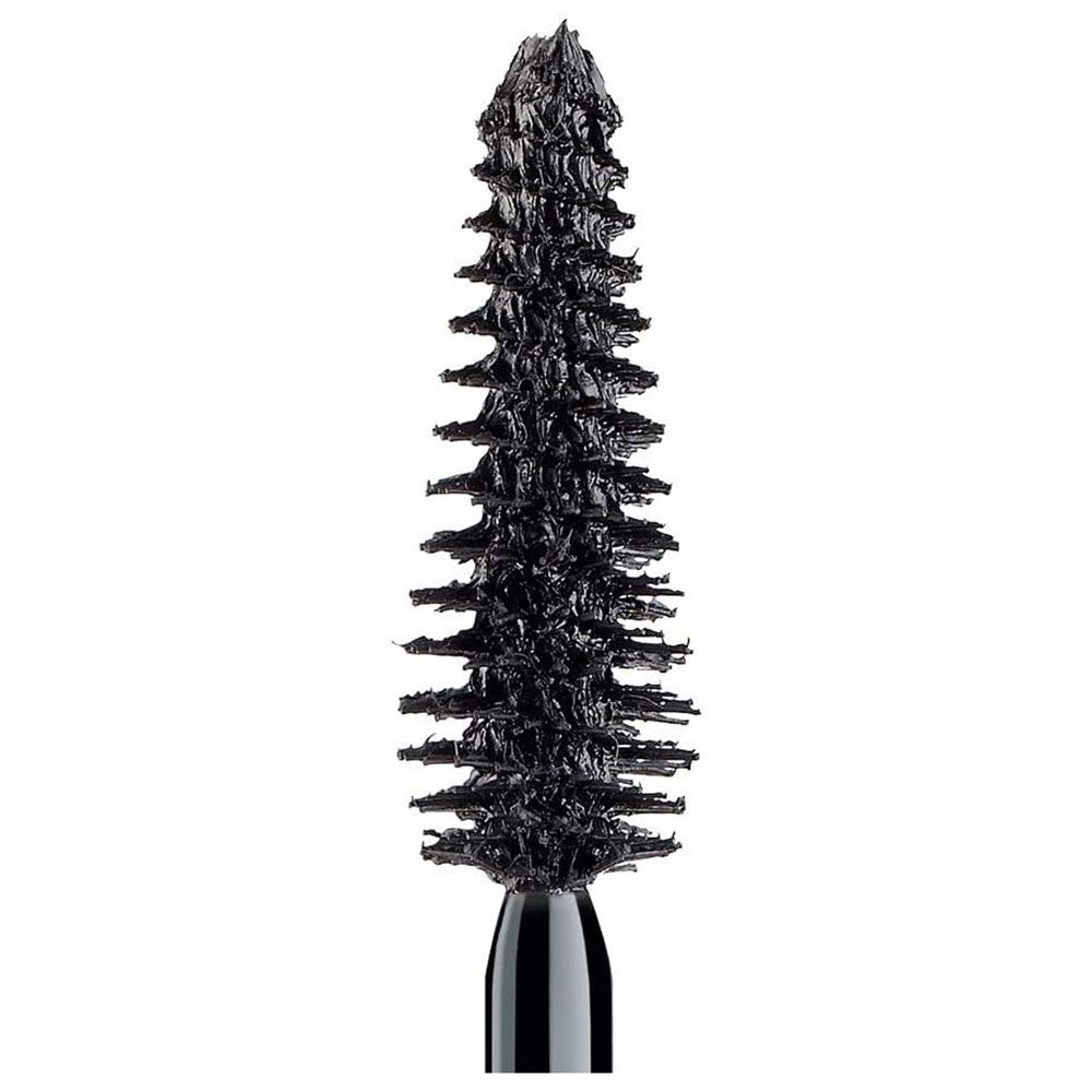 Spazzola per mascara nera con setole. Primo piano. La testa della spazzola è conica.