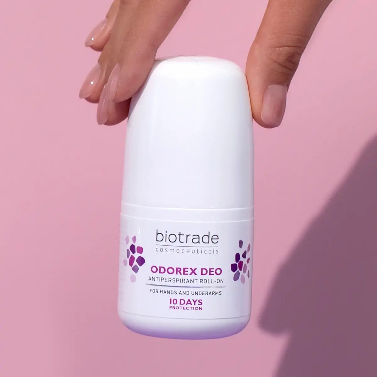 Roll-on bianco tenuto da una mano. Testo: Biotrade, Odorex Deo, Antitraspirante Roll-On, 10 Days Protection.