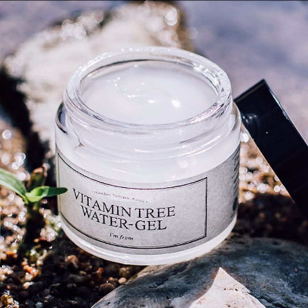 Vasetto di gel bianco, etichetta con testo. Su pietre.