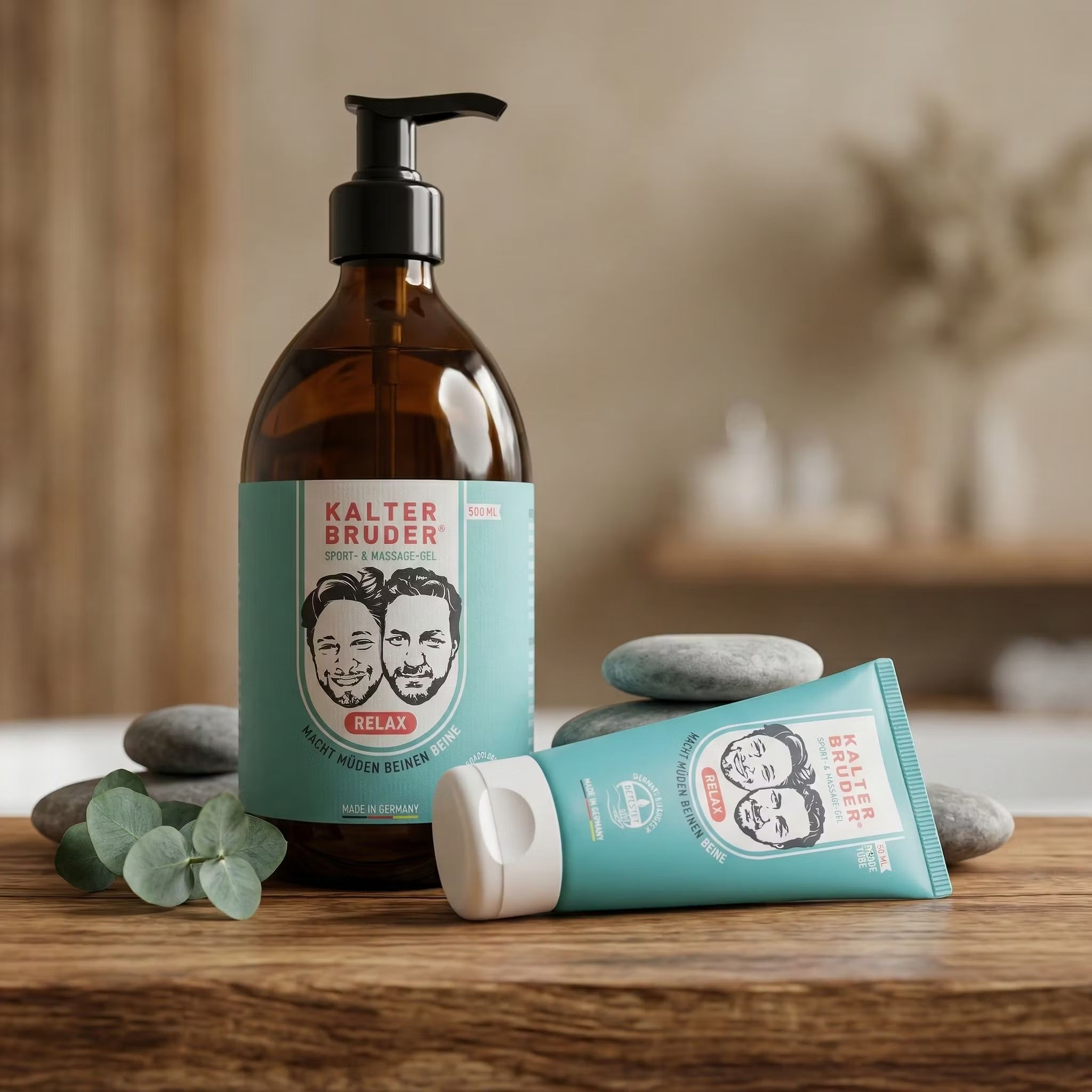 Flacone con pompa marrone e tubo turchese con tappo a scatto bianco, scritta "Kalter Bruder Relax".