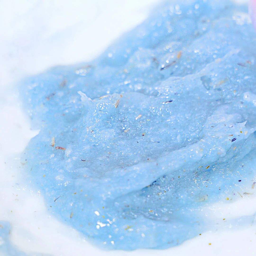 Primo piano di materiale per maschera blu. Contiene piccole particelle. Su sfondo bianco.