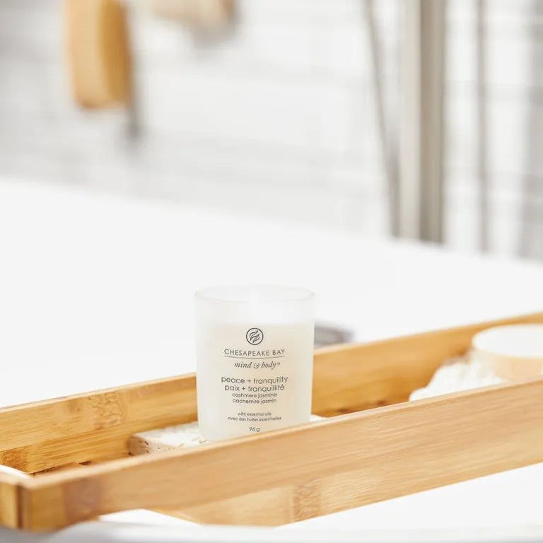 Candela in contenitore di vetro su vassoio da bagno. Scritte: Chesapeake Bay mind & body, peace + tranquility.