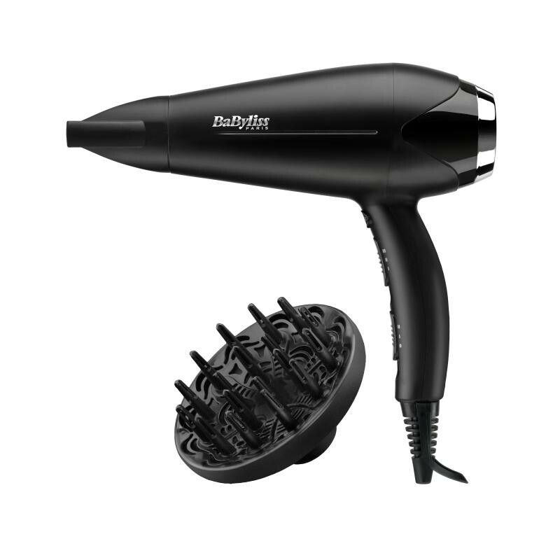 Asciugacapelli nero con diffusore. Marchio BaByliss. L'asciugacapelli è allungato con un'impugnatura. Il diffusore è rotondo.