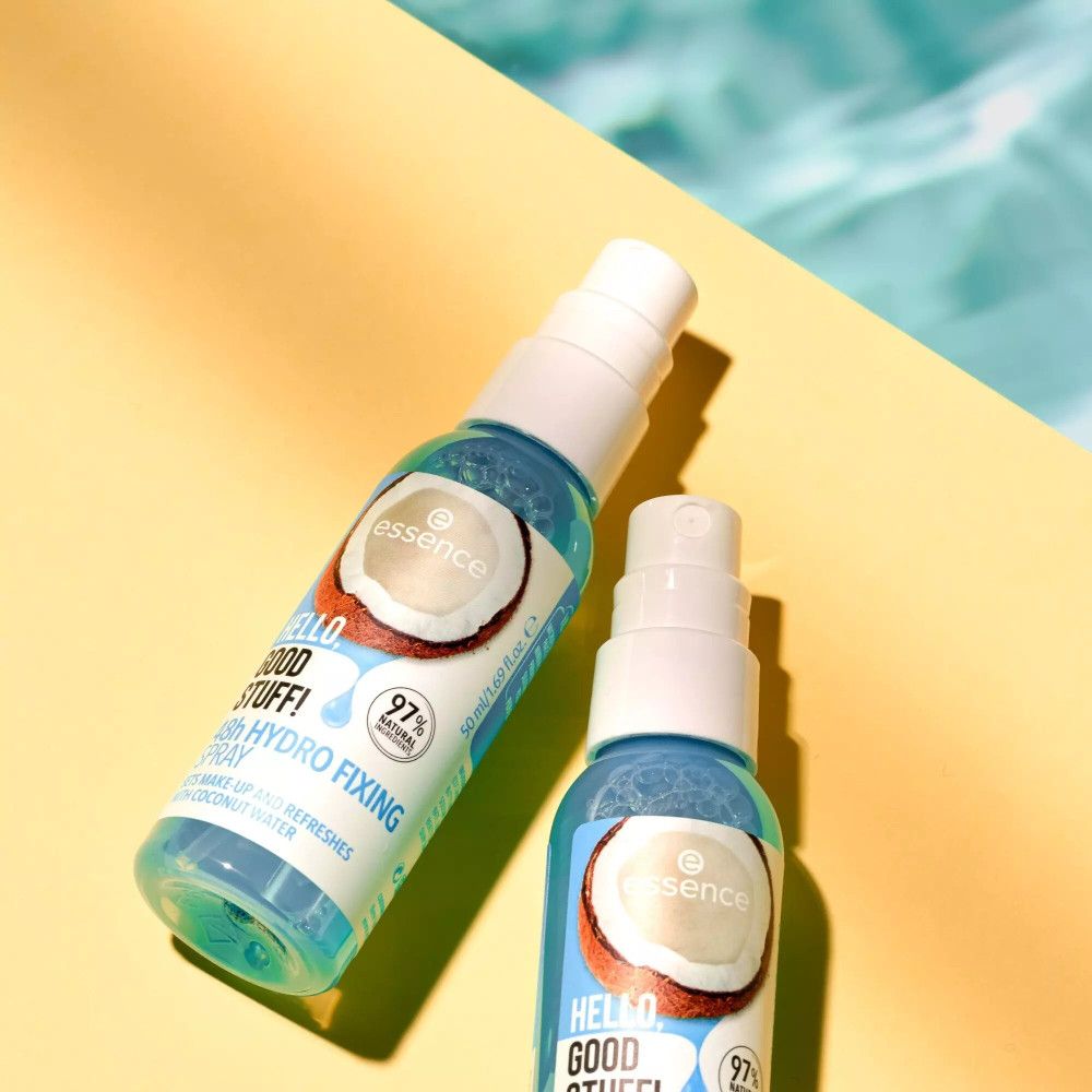 Due flaconi spray su sfondo giallo. Scritta: Hello Good Stuff, 48h Hydro Fixing Spray. Con acqua di cocco. Sfondo: acqua.
