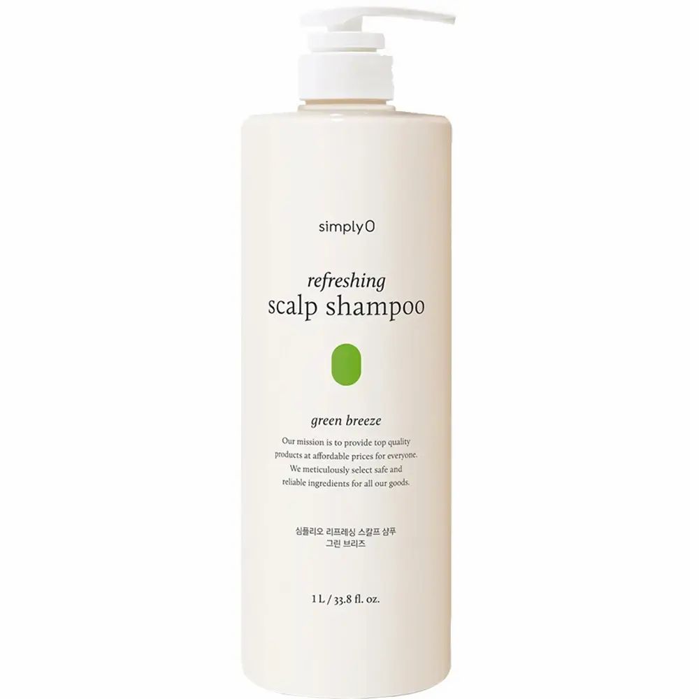 Flacone di shampoo bianco con dosatore. Scritta: simplyO, refreshing scalp shampoo, green breeze. Logo verde. Testo multilingue.