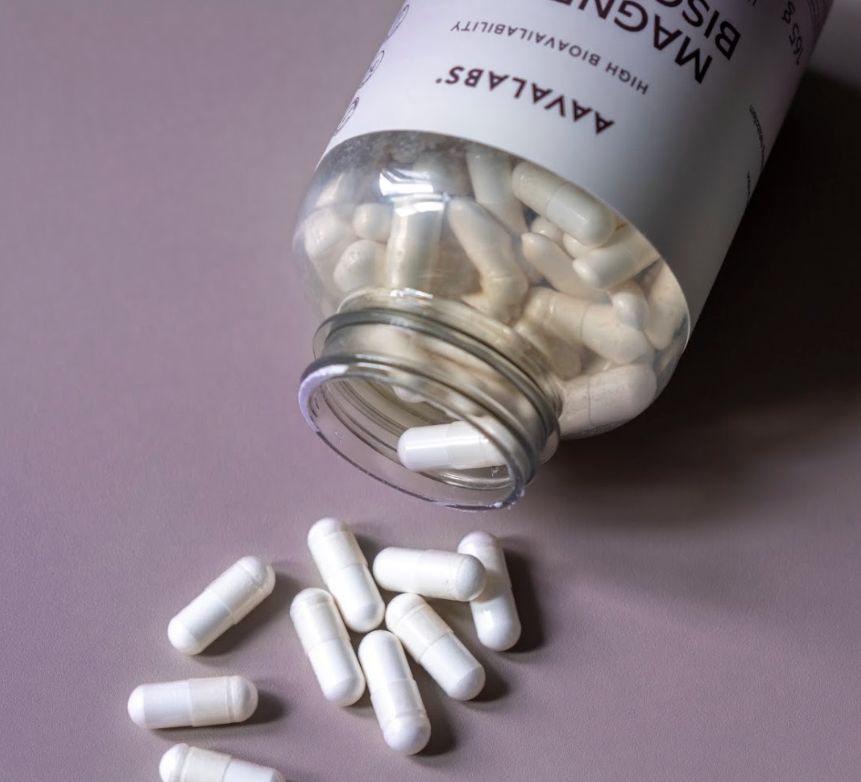 Capsule Aavalabs Magnesium Bisglycinate da una bottiglia aperta. 2505 mg per porzione.