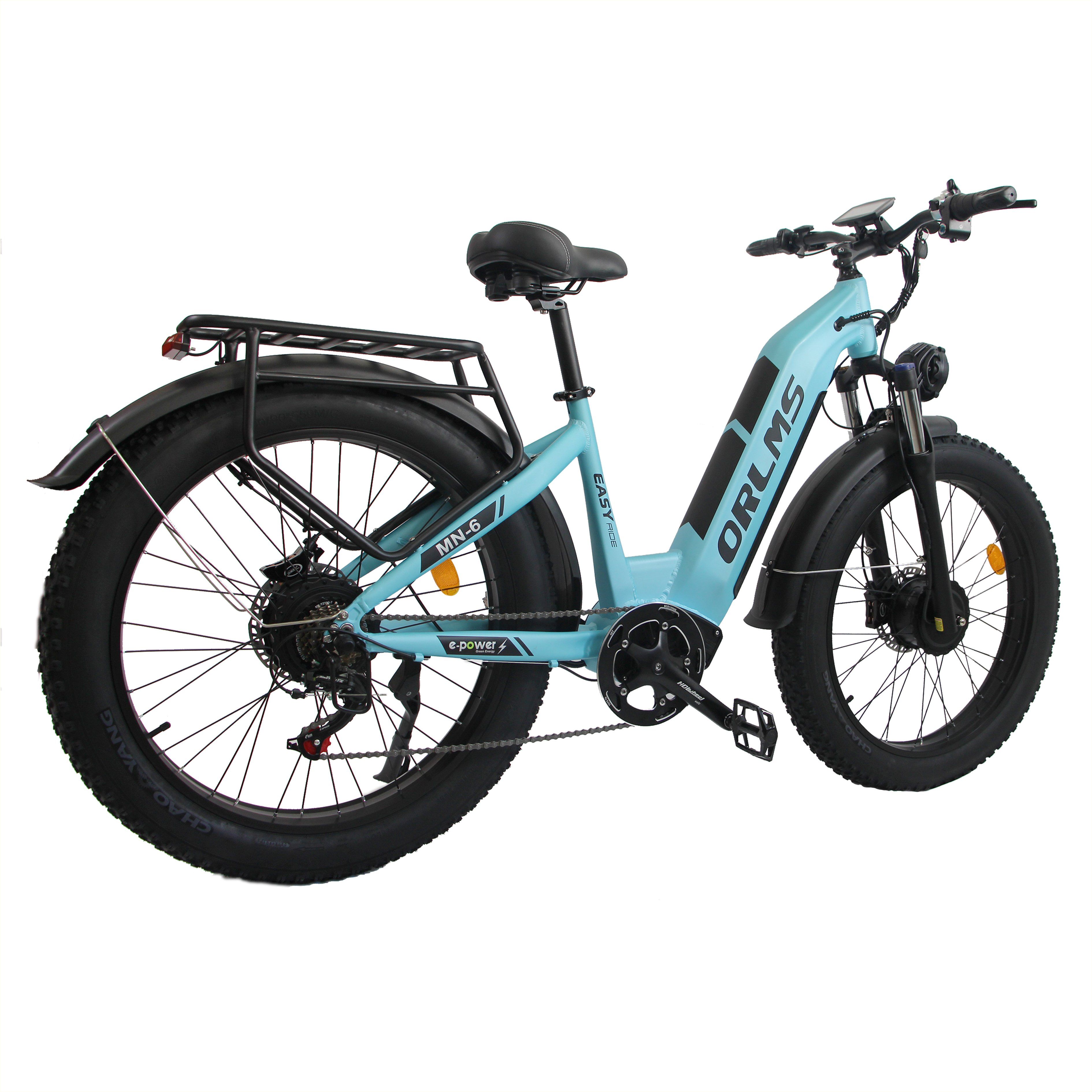 Bicicletta elettrica blu con pneumatici neri e portapacchi. Logo ORLMS sul telaio. Sella e manubrio neri.