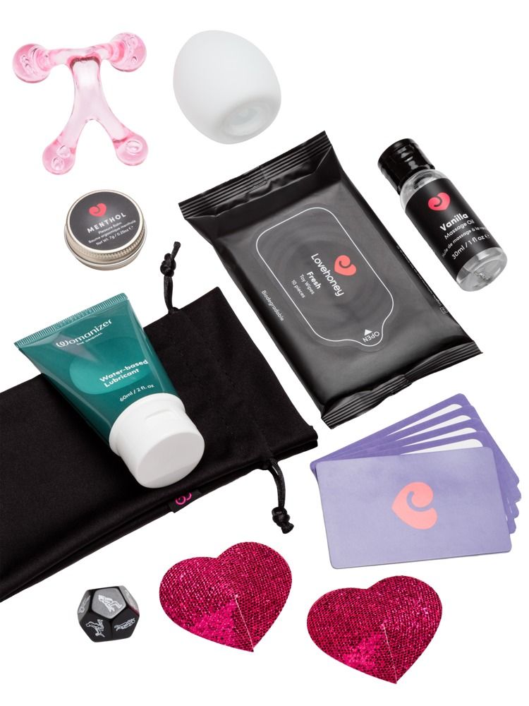 Un set di dieci articoli: lubrificante, rullo massaggiante, salviette, olio, ciondoli a cuore, dado, uova.