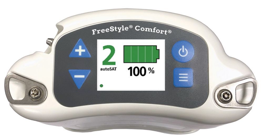 Concentratore di ossigeno bianco con display. Mostra livello batteria, portata e comandi. Logo "FreeStyle Comfort".