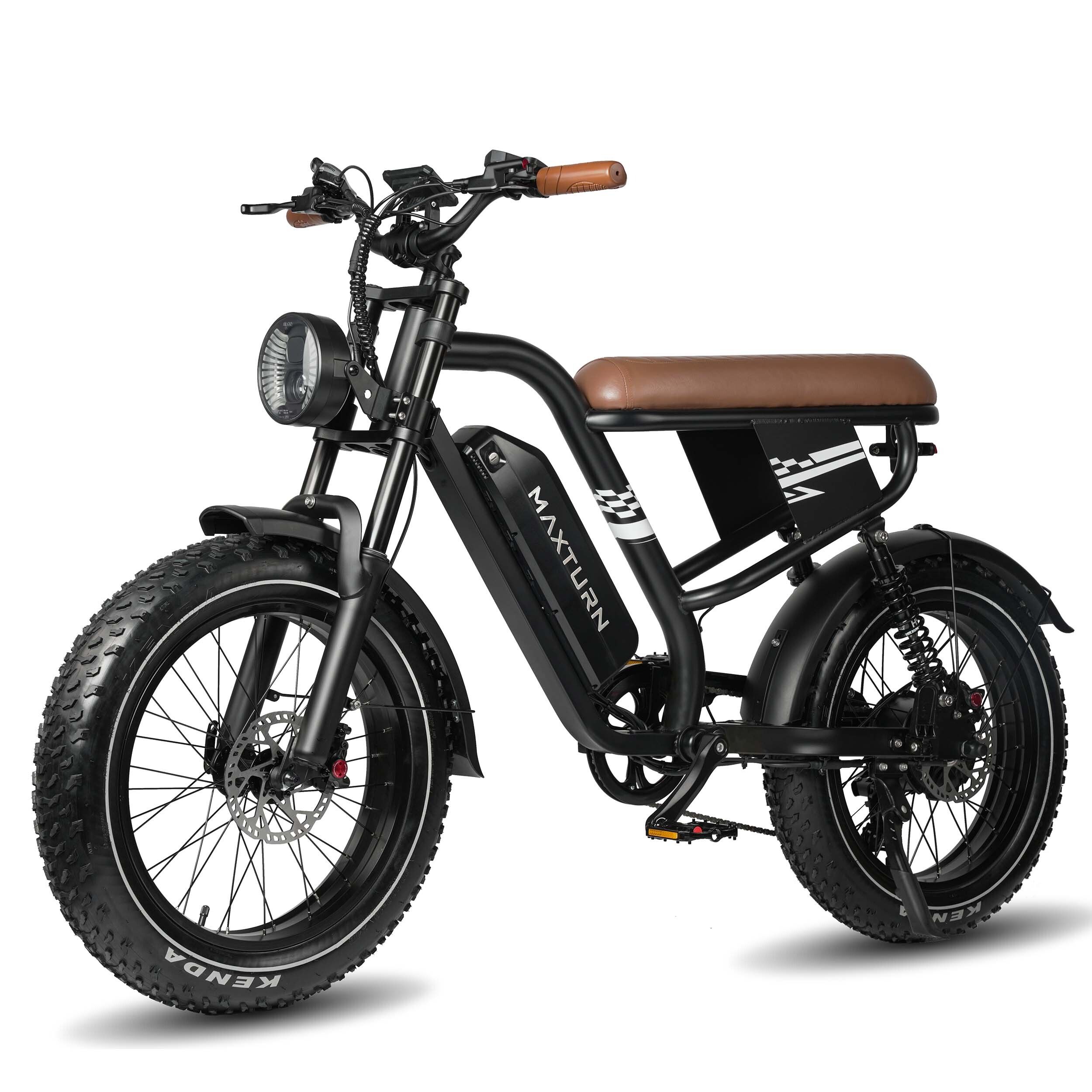 E-bike nero con sella marrone. Scritta "MAXTURN" sul telaio. Pneumatici larghi, faro e portapacchi.