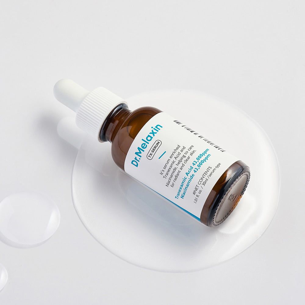 Flacone di Dr. Melaxin TX Siero su superficie bianca con gocce di siero. Vetro marrone con contagocce.