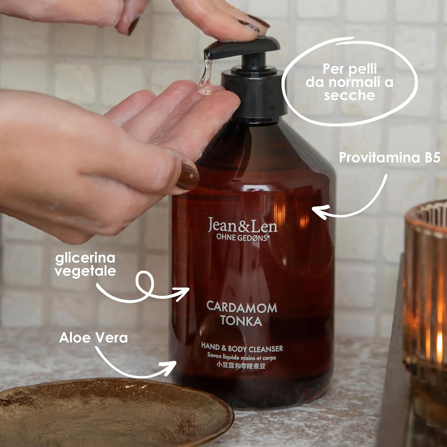 Flacone marrone con dosatore nero. Testo: Cardamom Tonka, Hand & Body Cleanser. Ingredienti: Aloe Vera, glicerina vegetale.