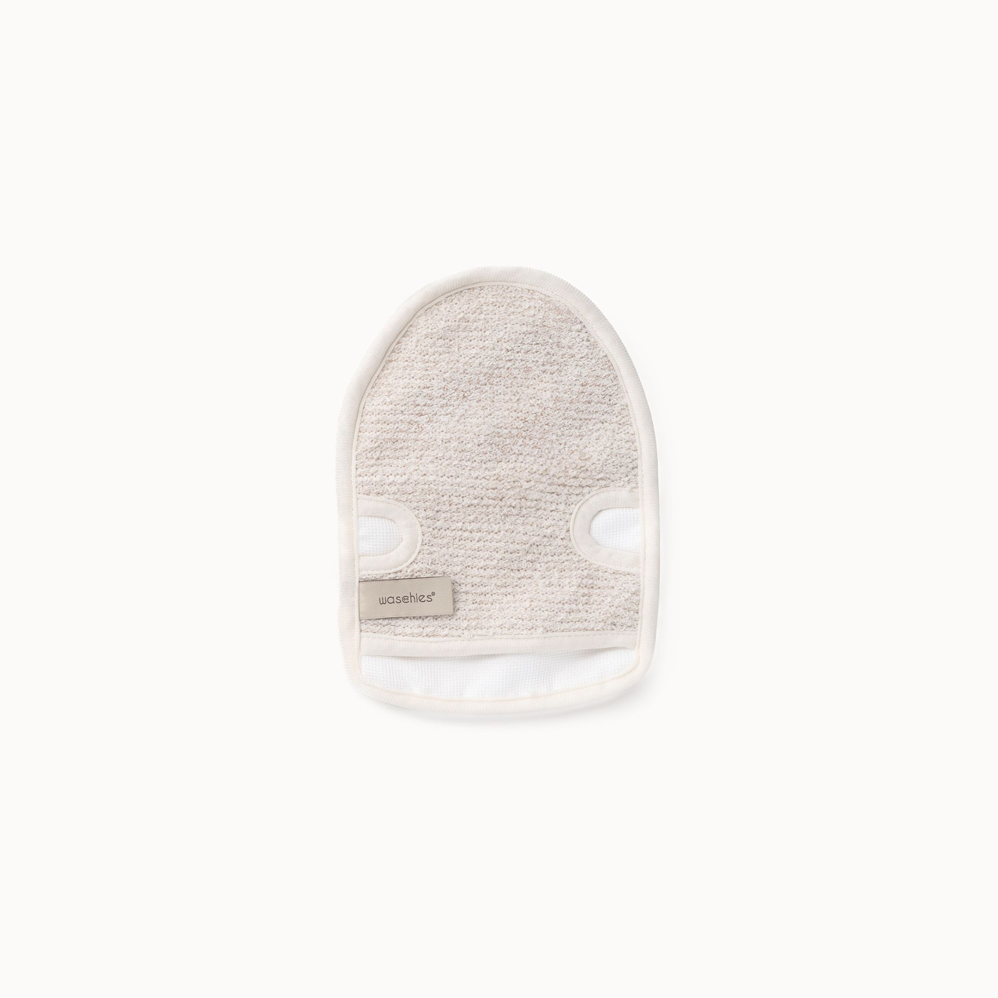 Guanto esfoliante beige con bordo bianco ed etichetta del marchio. Due aperture per le dita. Su sfondo chiaro.