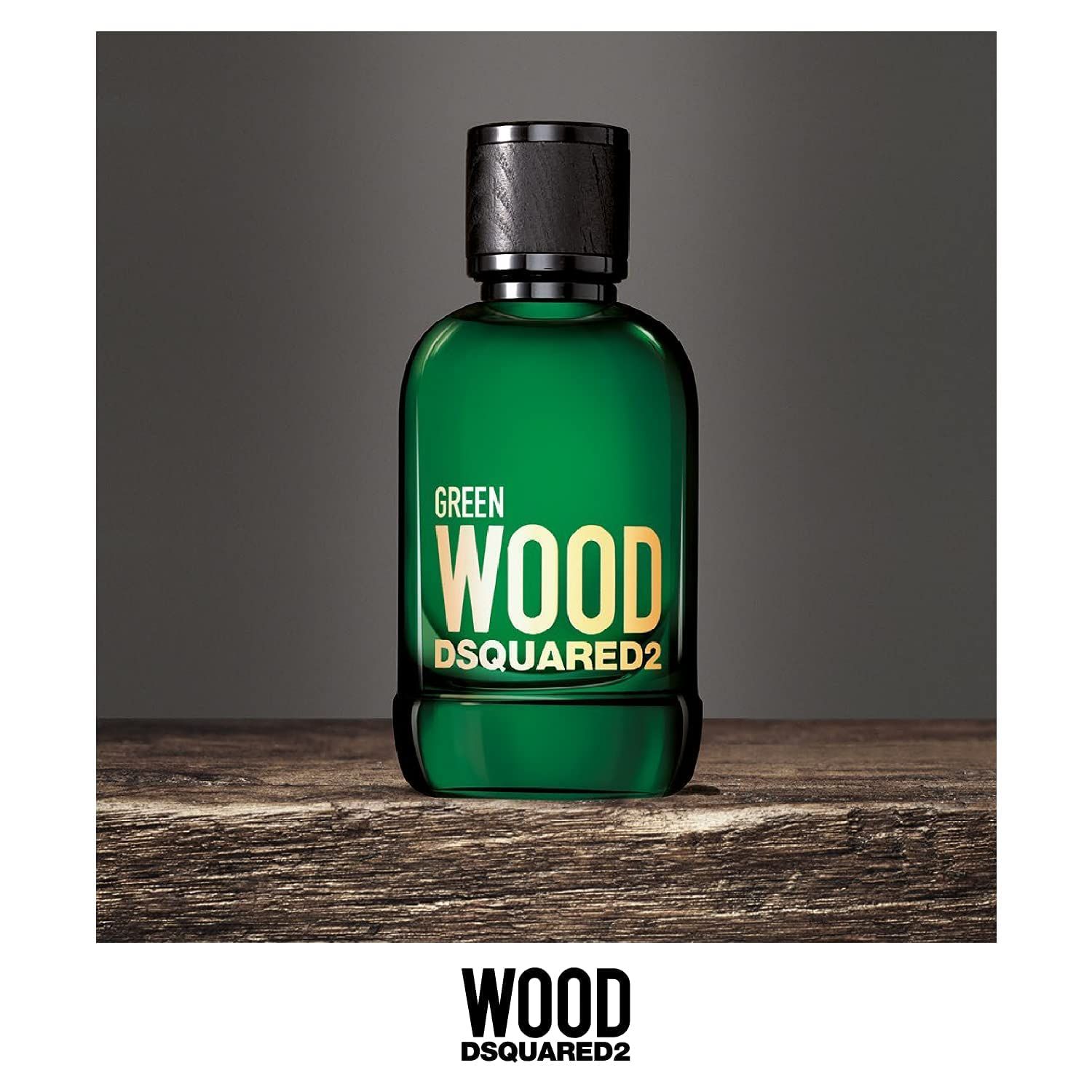 Flacone di profumo verde con tappo in legno. Scritta: Green Wood, Dsquared2. Flacone su superficie in legno.