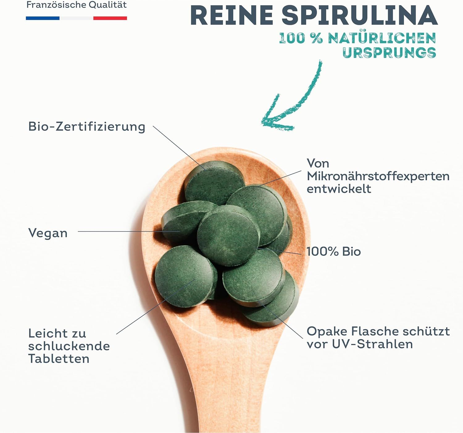 Cucchiaio di legno con compresse di spirulina verdi. Testo: Spirulina pura, 100% di origine naturale, vegana, compresse facili da deglutire.