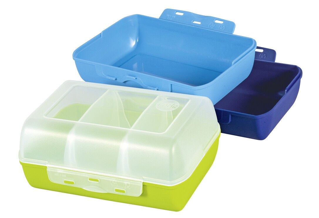Diversi contenitori per alimenti colorati. Un contenitore verde con coperchio trasparente, due contenitori blu.