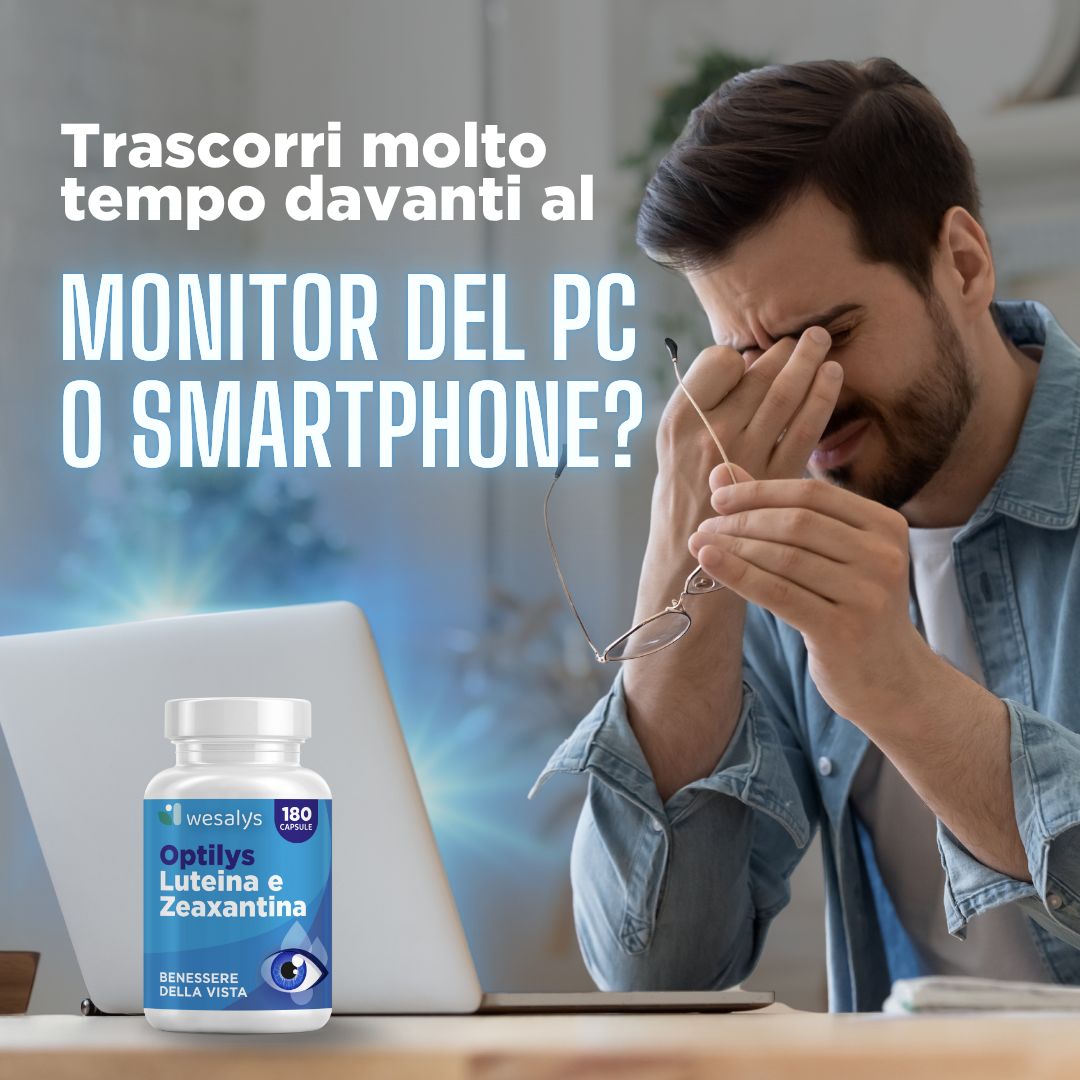 Uomo al computer portatile, tiene gli occhiali. Flacone Optilys Luteina e Zeaxantina. Testo: Monitor o smartphone? Benessere degli occhi.