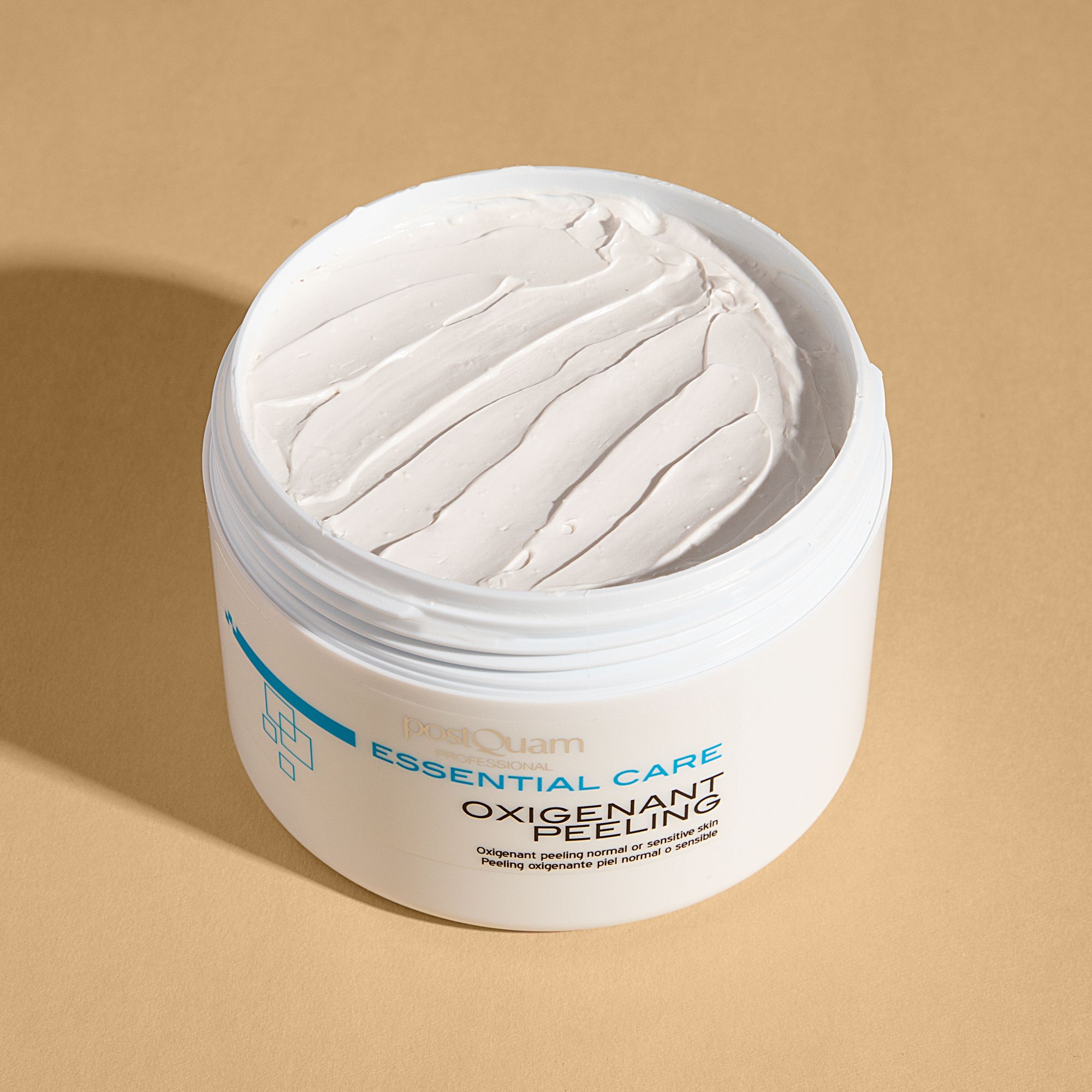 Vaso bianco aperto con peeling bianco. Scritta: Essential Care Oxigenant Peeling. Per pelli normali o sensibili.