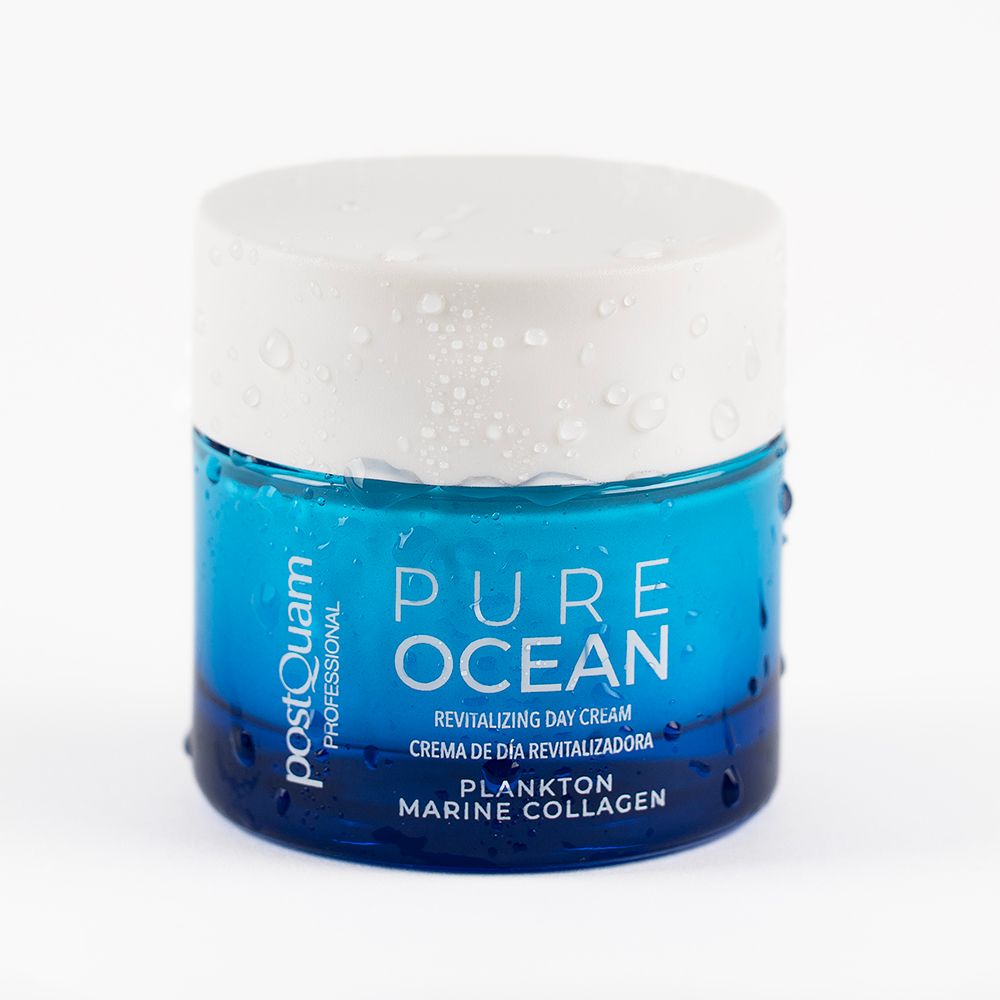Vasetto di crema blu con coperchio bianco e gocce d'acqua. Scritta: PURE OCEAN, Revitalizing Day Cream, Plankton Marine Collagen. Marchio: Postquam.