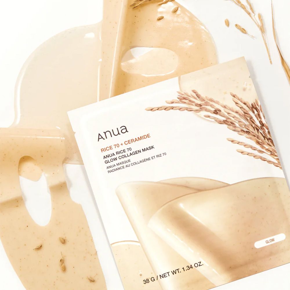 Confezione di Anua Rice 70 Glow Collagen Mask con decorazione di spighe di riso. Maschera e siero accanto. Testo: Anua Rice 70 + Ceramide.