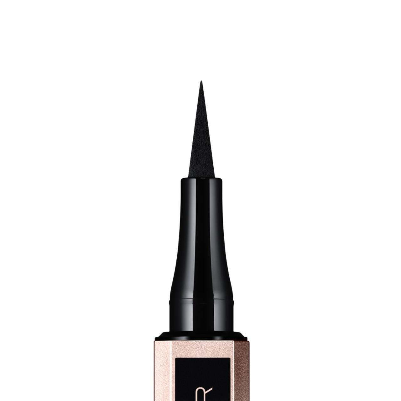 Primo piano della punta di un eyeliner Lancôme Idôle nero. Punta nera, corpo nero, base dorata.