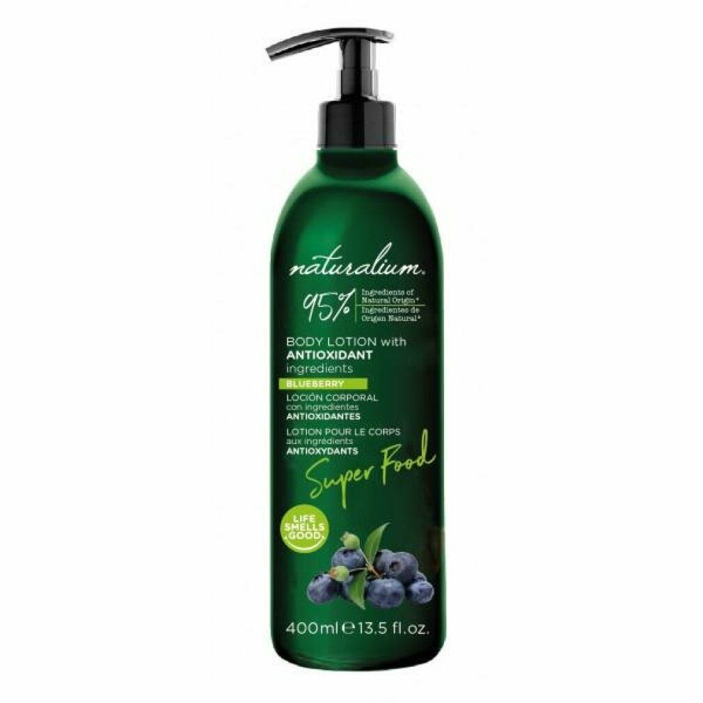 Flacone verde con dosatore. Scritta Naturalium, Super Food, 400ml. Contiene mirtilli. Testo: Body Lotion with Antioxidant Ingredients.