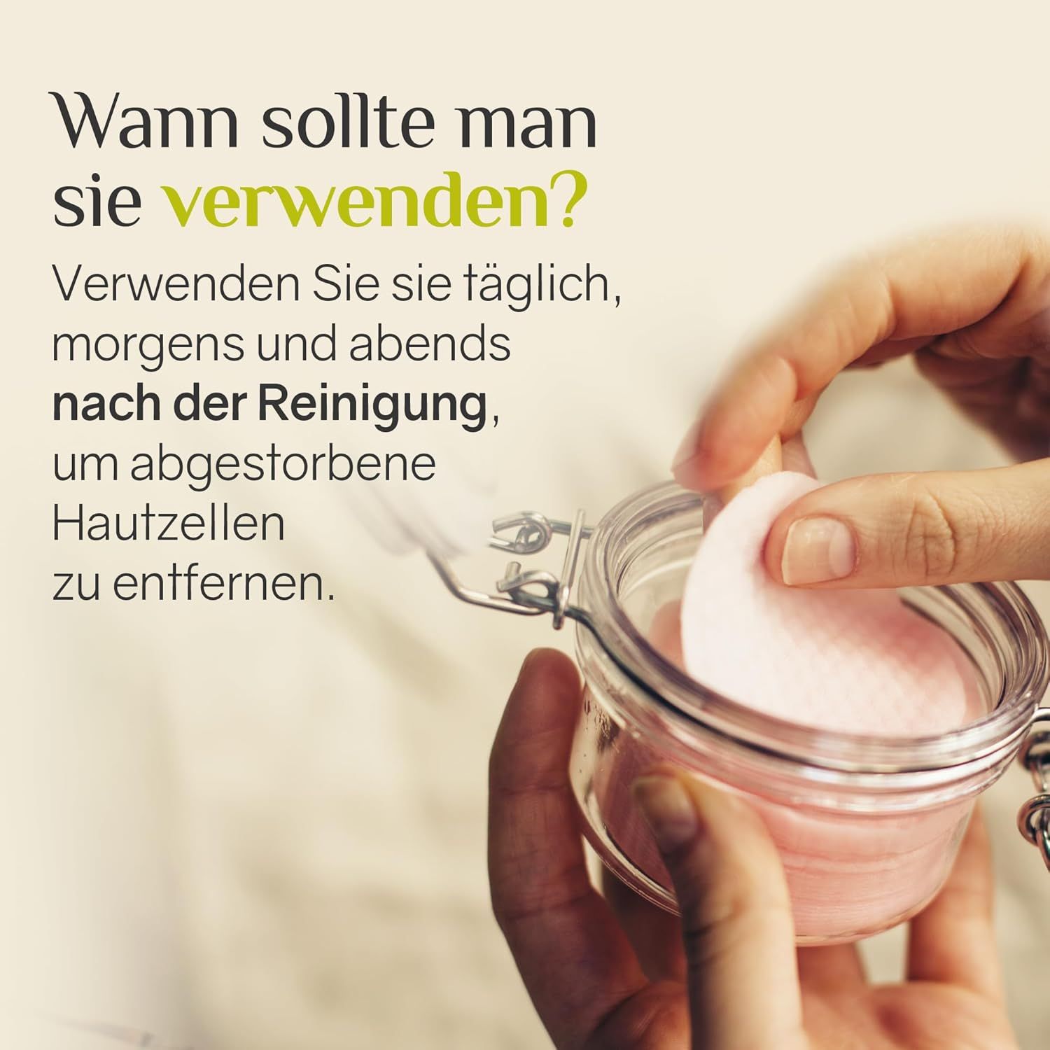 Mani che aprono un vasetto di vetro con dischetti rosa. Testo: Quando usarli? Mattina e sera dopo la pulizia.