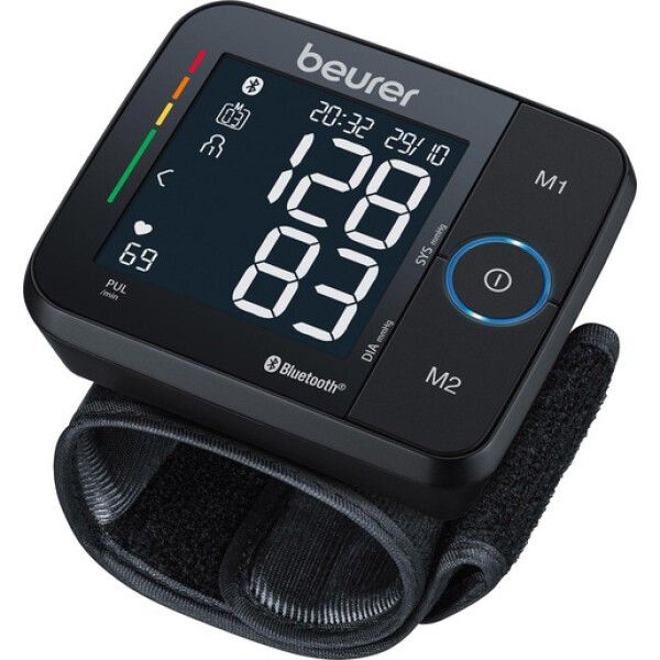 Misuratore di pressione con display. Corpo nero, cinturino. Visualizzazione valori e simbolo Bluetooth. Marchio: Beurer.