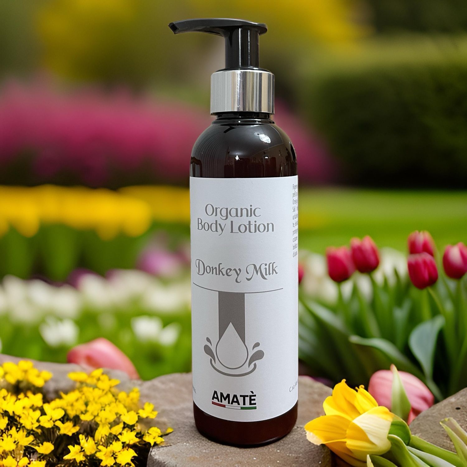 Flacone marrone con dosatore davanti a fiori. Scritta: Organic Body Lotion Donkey Milk. Marchio: AMATÈ.