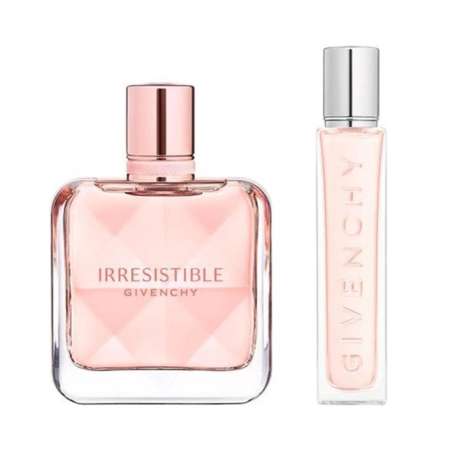 Due flaconi di profumo. Un flacone quadrato con liquido rosa e tappo rosa. Un flacone rettangolare sottile con tappo argentato.