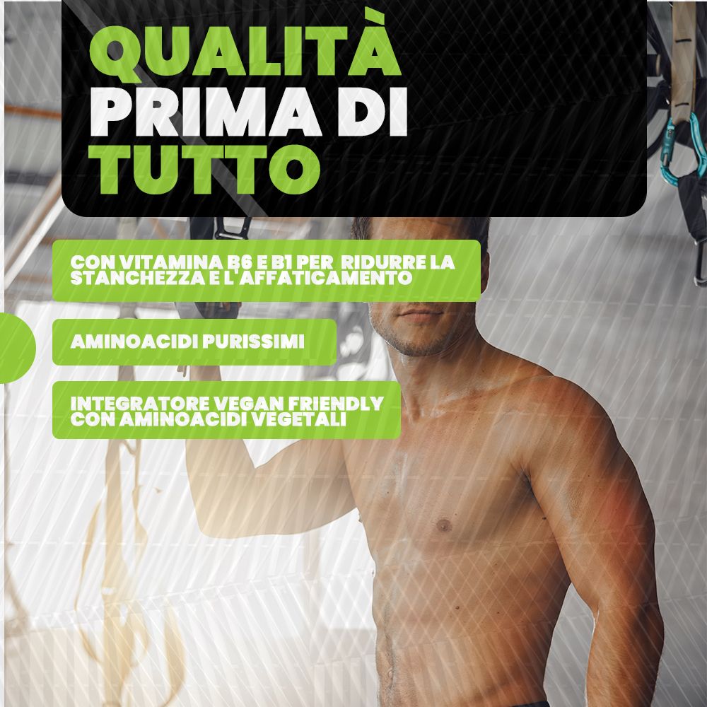 Testo: Qualità prima di tutto. Con vitamine, aminoacidi, vegan friendly. Uomo in palestra, a torso nudo.