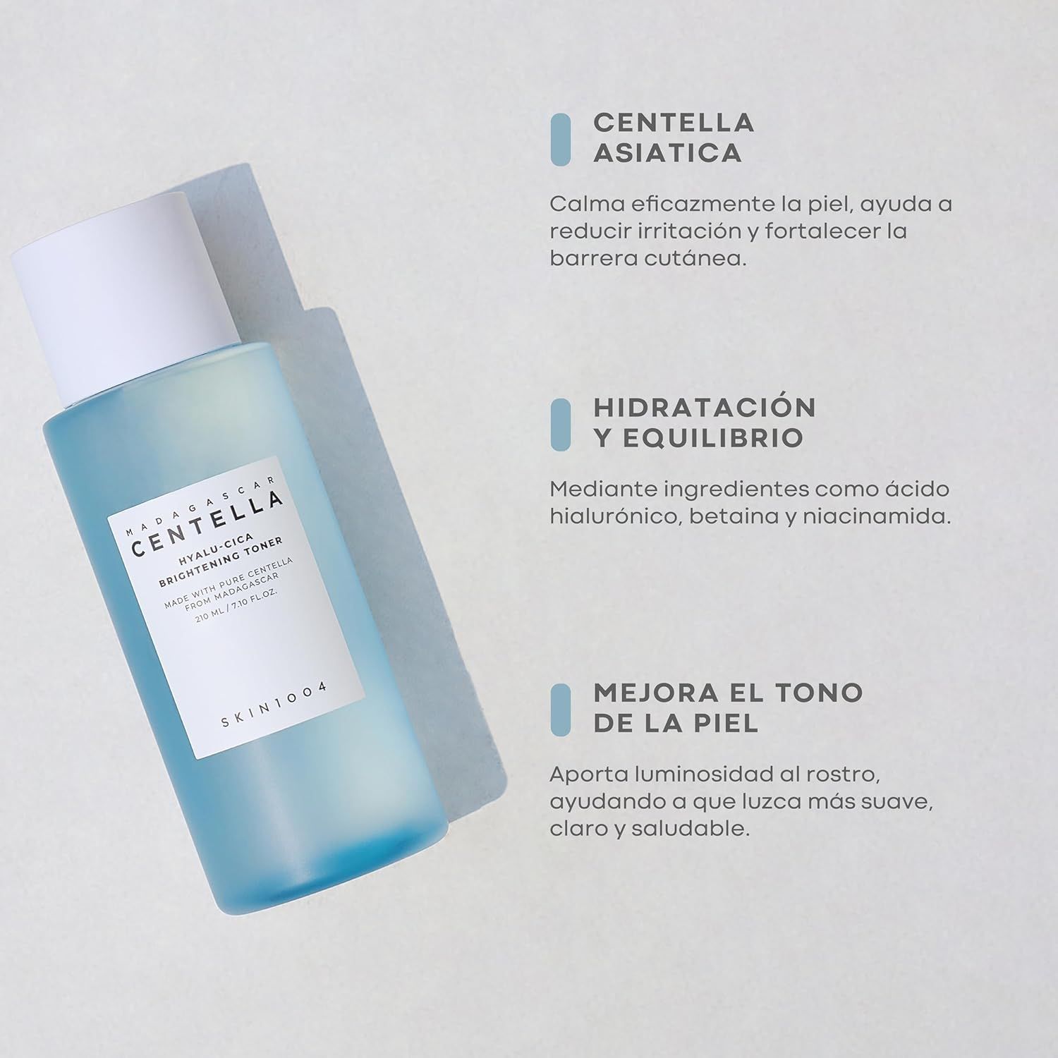 Flacone azzurro chiaro con tappo bianco. Scritta: MADAGASCAR CENTELLA HYALU-CICA BRIGHTENING TONER. Testo in spagnolo.