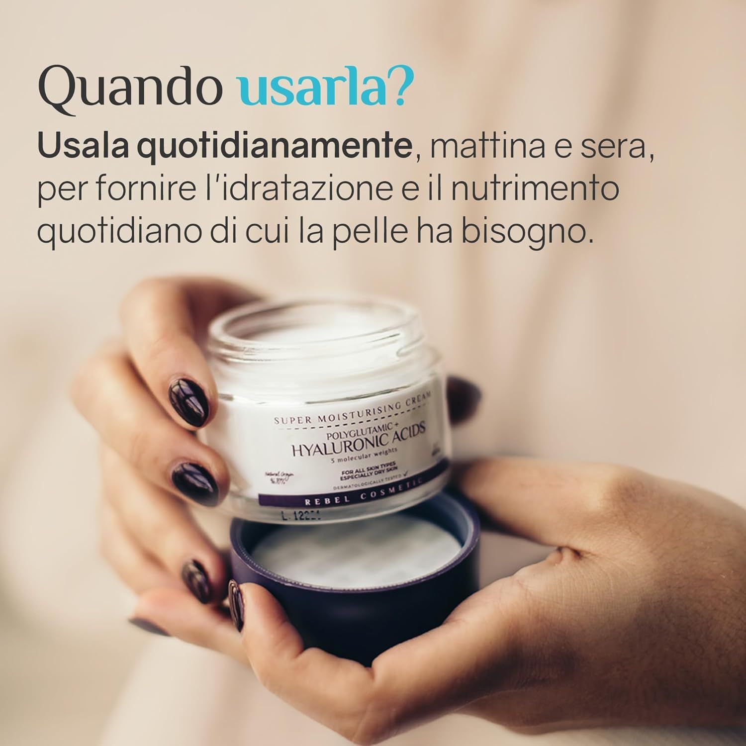 Mani che tengono un vasetto di crema. Testo: Quando usarla? Applicare quotidianamente.