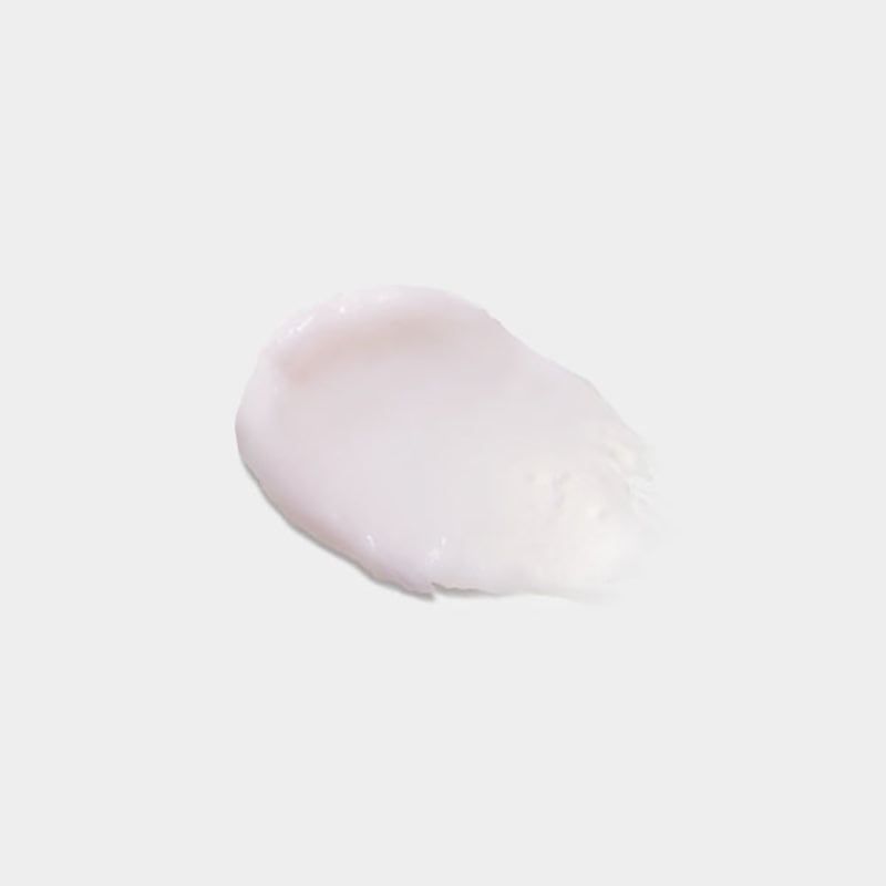 Campione di balsamo color crema chiaro su sfondo bianco.