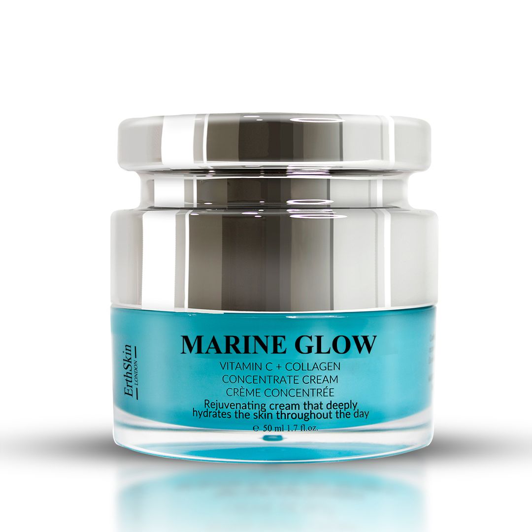 Vasetto di vetro con coperchio argentato. Scritta: Marine Glow Vitamin C + Collagen Concentrate Cream. Sfondo turchese.
