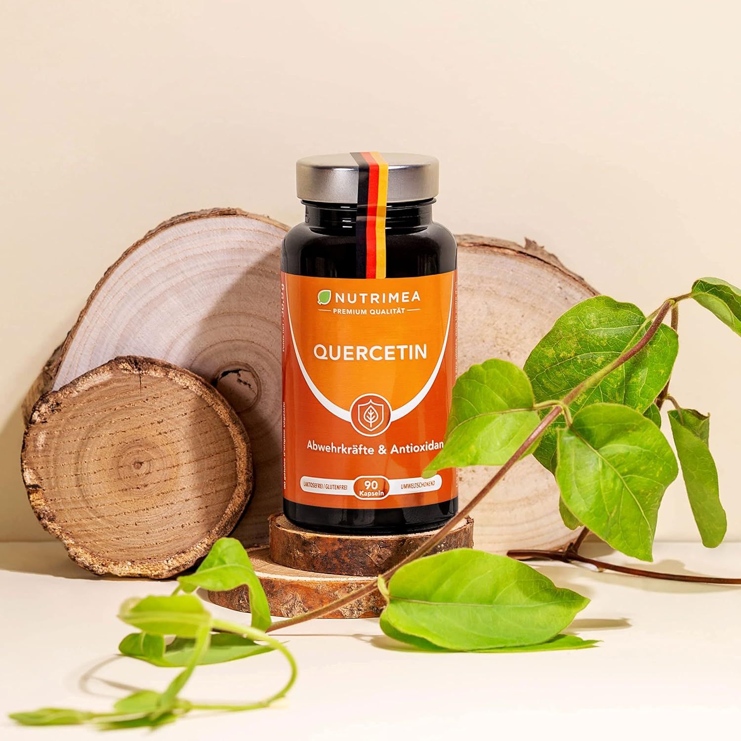 Flacone marrone con quercetina su pezzi di legno e foglie. Scritta: Nutrimea, Quercetina, Difese immunitarie e antiossidanti. 90 capsule.