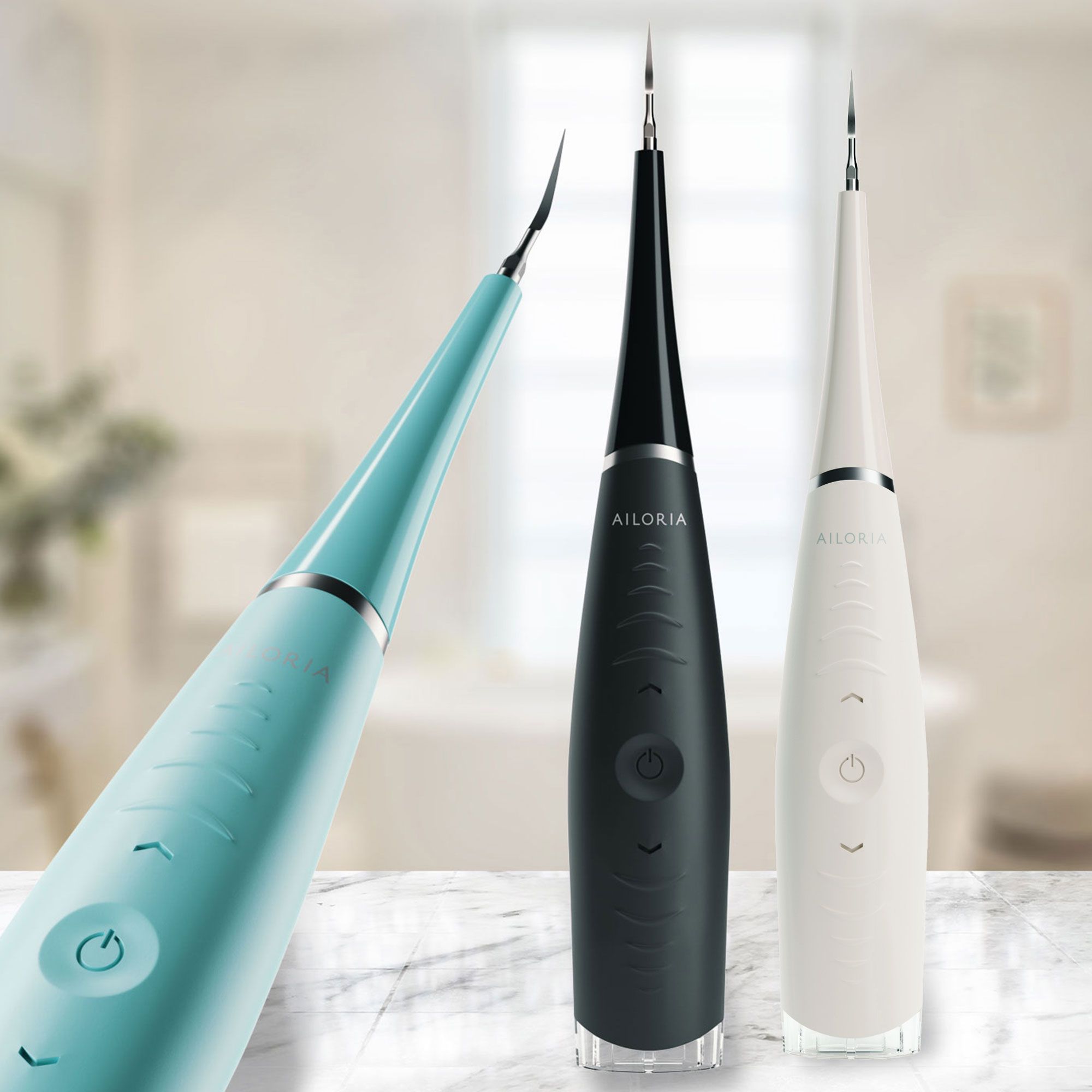 Tre pulitori dentali in diversi colori: blu, nero e bianco. Tutti con punta e pulsanti.