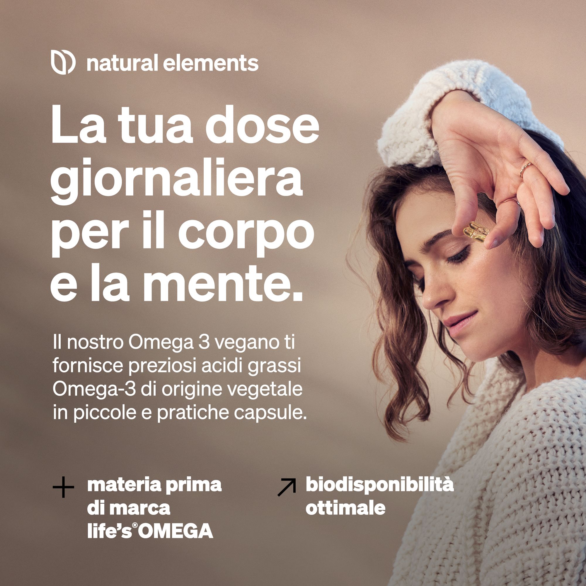 Donna che tiene in mano una capsula di Omega 3 vegano di Natural Elements.
