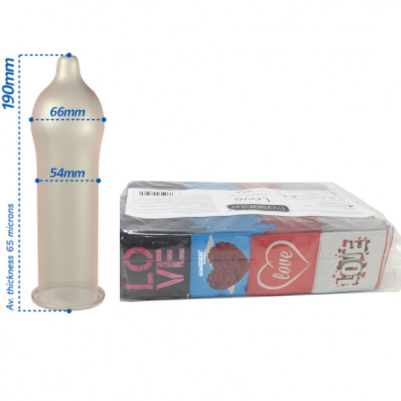 Preservativo accanto a una confezione. Preservativo con misure: 190mm lunghezza, 66mm larghezza, 54mm diametro. Confezione con design « LOVE ».