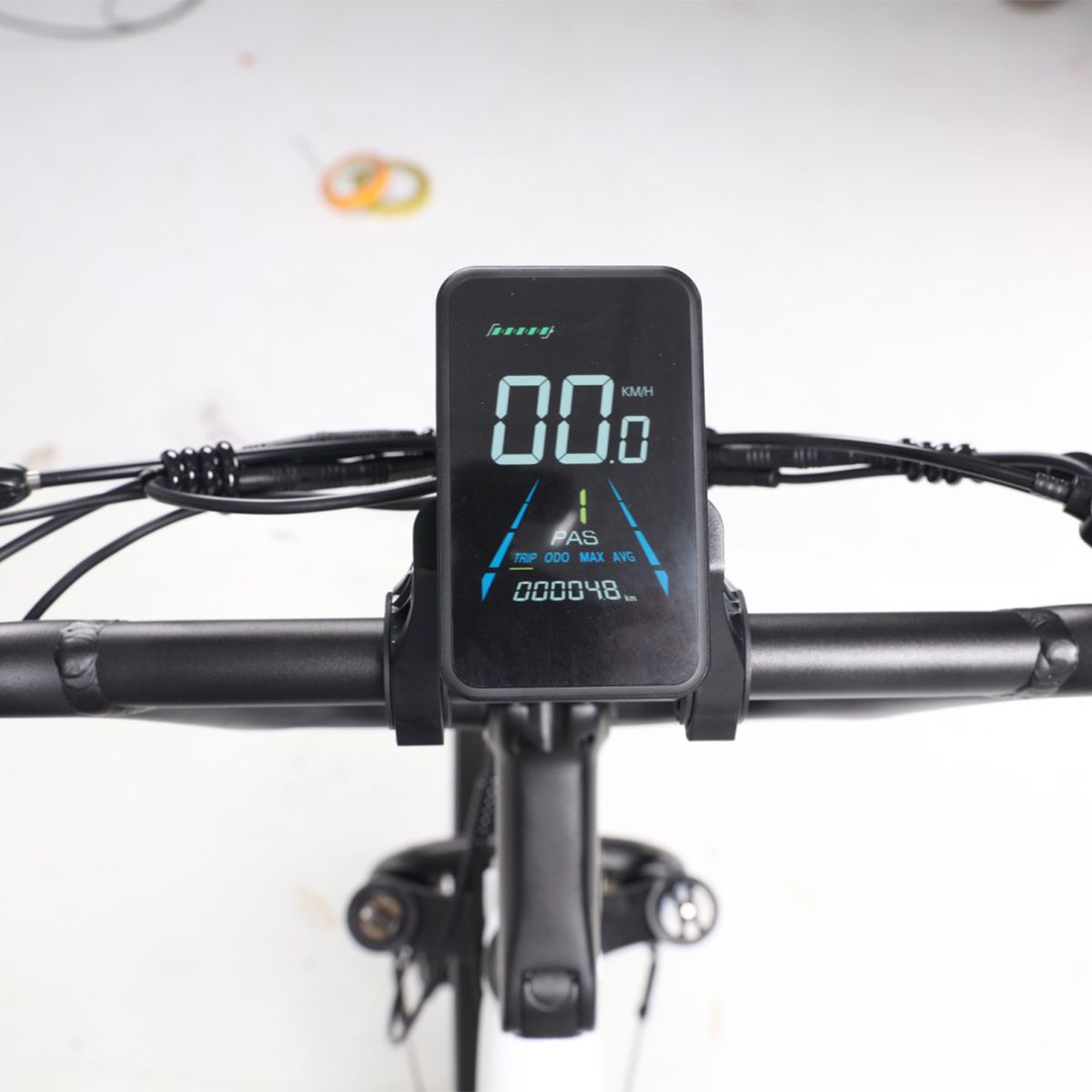 Display digitale con indicatore di velocità, stato batteria e altre informazioni. Cornice nera.