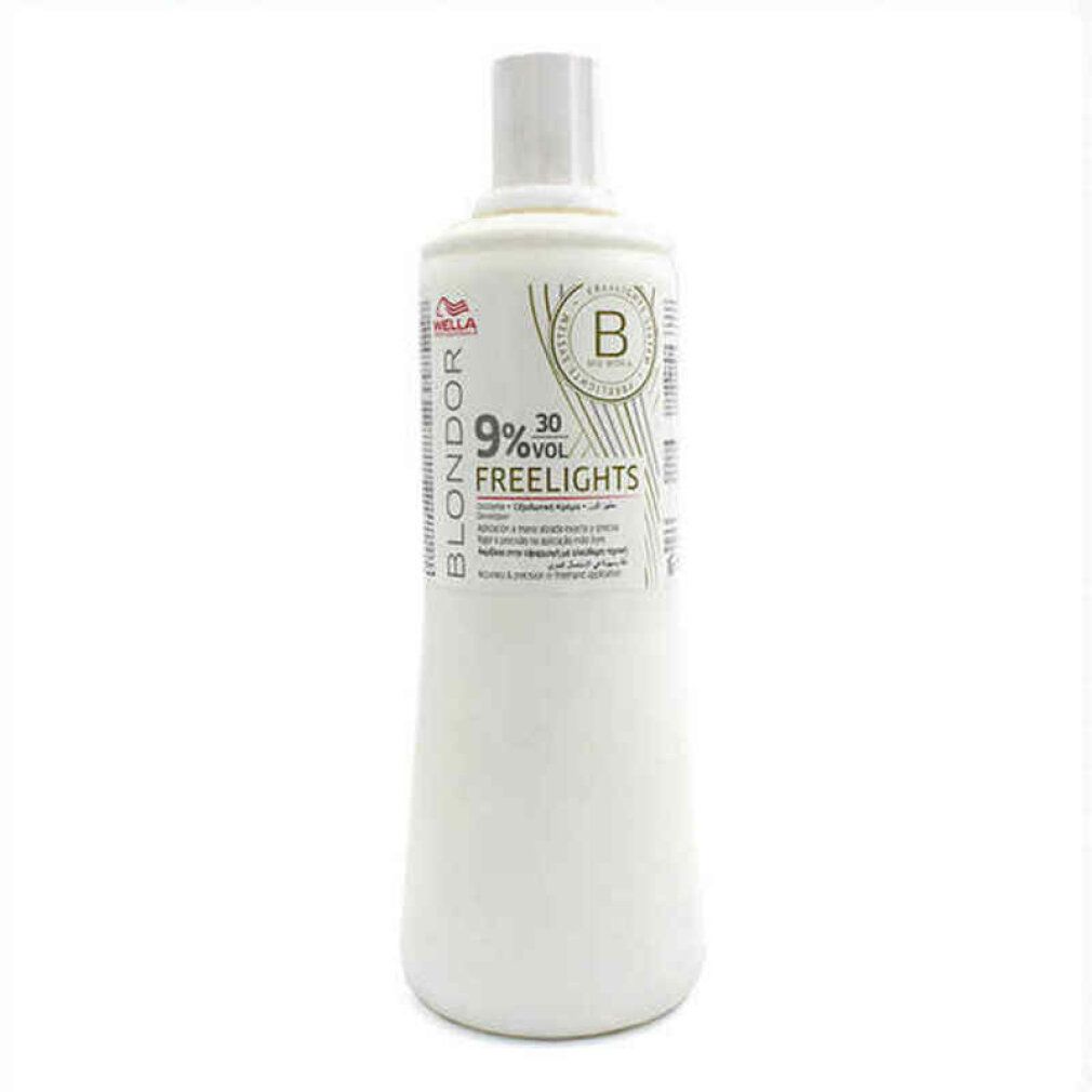 Flacone bianco Wella Blondor Freelights 9%. Etichetta con testo e logo. Su sfondo bianco.
